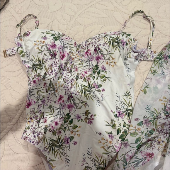 Floral Print swimsuit with matching tie sarong skirt coverup - Picture 2 of 7